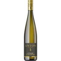 Sorgfältig ausgewählte Trauben aus der Einzellage Herxheimer Engelsberg prägen diesen 2023er Riesling des Weinguts Matthias Anton. Frische Limettenaromen verbinden sich mit Noten von Weinbergspfirsich