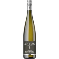 Der 2023er Spätburgunder Blanc de Noir zeigt sich im Glas in zartem Blassrosa und offenbart eine elegante Struktur. Frische Aromen von Erdbeeren und Himbeeren verbinden sich mit feinen Brioche-Noten zu einem ausgewogenen Gesamtbild. Am Gaumen ergänzen Nuancen von saftigem Weinbergspfirsich das Geschmackserlebnis und unterstreichen die feine Struktur des Weines. Dieser feinherbe Weißwein aus der Pfalz passt hervorragend zu Salaten mit Ziegenkäse