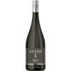 Der Merlot aus dem Jahrgang 2020 vom Weingut Matthias Anton aus Herxheim präsentiert sich in einem tiefdunklen Rot. In der Nase entfalten sich intensive Noten von schwarzer Johannisbeere