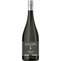 Der Merlot aus dem Jahrgang 2020 vom Weingut Matthias Anton aus Herxheim präsentiert sich in einem tiefdunklen Rot. In der Nase entfalten sich intensive Noten von schwarzer Johannisbeere