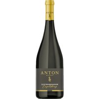 Der Matthias Anton Spätburgunder Réserve 2018 aus der Pfalz beeindruckt durch seine sorgfältige Ertragsreduzierung und den Ausbau im Holzfass. Das Aroma zeigt dunkle Beerenfrüchte