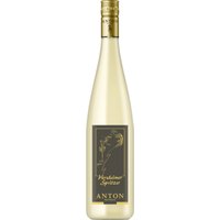 Der Matthias Anton Herxheimer Spritzer Secco 2023 aus der Pfalz zeichnet sich durch Frische und Eleganz aus. Eine feine Perlage unterstreicht Aromen von grünem Apfel