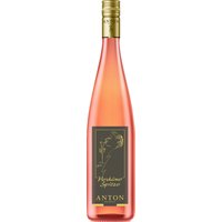 Der Herxheimer Spritzer Secco Rosé 2024 vom Weingut Matthias Anton besticht durch seine frische und leichte Art. Im Bouquet dominieren Aromen von Wildkirsche und Himbeere