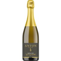 Der Matthias Anton Riesling Winzersekt 2023 weist eine filigrane Perlage nach 36 Monaten Reifezeit auf der Feinhefe auf
