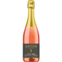 Der Matthias Anton Pinot Rosé Crémant 2021 aus der Pfalz präsentiert sich mit frischen Erdbeer- und Himbeeraromen sowie einer feinperligen Textur. Sein zarter rosa Schimmer und das cremige Mundgefühl verbinden sich mit lebendiger Säure zu einer ausgewogenen Komposition. Am Gaumen sorgen Kirsche und frische Nuancen für einen eleganten Akzent. Die sorgfältige Balance und Leichtigkeit zeichnen diesen Schaumwein besonders aus. Er eignet sich hervorragend zu Canapés mit Fisch sowie zu feinen Meeresfrüchten.