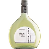 Mit zartgelber Farbe präsentiert sich der Becksteiner Winzer Weinhaus Müller-Thurgau 2024 besonders frisch. Im Duft entfalten sich feine Noten von Mirabellen und Muskat