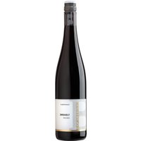 Der Becksteiner Winzer Zweigelt 2021 präsentiert sich mit würzigen Nuancen und Aromen roter Früchte. Der Rotwein aus Baden ist trocken ausgebaut und zeigt am Gaumen weiche Tannine. Ein feiner Vanilleton ergänzt das aromatische Profil. Die Muschelkalkböden und das kühle Klima der Region begünstigen die Ausbildung dieser Rebsorte. Dieser Zweigelt harmoniert besonders gut mit gebratener Geflügelbrust oder mildem Weichkäse.
