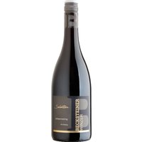Der 2021er Schwarzriesling aus dem Gerlachsheimer Herrenberg präsentiert sich tiefdunkel im Glas mit intensiven Aromen von roten Kirschen und Beeren