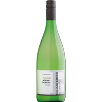 Der Becksteiner Winzer Kilian Müller-Thurgau 2024 zeigt im Glas ein helles Gelb und verführt mit frischen Zitrusnoten sowie einer dezenten Würze. Die feine Säure verleiht dem Wein Lebendigkeit und sorgt für einen angenehmen Fluss. Unkompliziert und süffig präsentiert sich dieser Weißwein aus Baden mit einem klaren und schnörkellosen Charakter. Er passt hervorragend zu leichten Gerichten wie Salaten oder hellem Geflügel und bietet eine erfrischende Begleitung für vielfältige Anlässe.