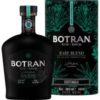Dunkles Mahagoni mit goldenen Reflexen prägt das Erscheinungsbild dieses Rums aus Guatemala. Während der zweijährigen Reifung in Agave-Fässern entfaltet sich ein komplexes Aromenspiel aus Holz