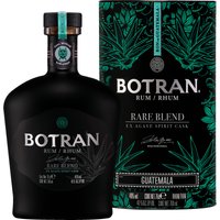 Dunkles Mahagoni mit goldenen Reflexen prägt das Erscheinungsbild dieses Rums aus Guatemala. Während der zweijährigen Reifung in Agave-Fässern entfaltet sich ein komplexes Aromenspiel aus Holz