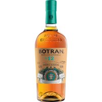 Sattes Mahagoni schimmert im Glas und weist auf einen Rum mit viel Tiefe hin. Das Bouquet zeigt Nuancen von süßer Vanille