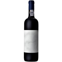 Sanfte florale Noten prägen das Bouquet dieses Rotweins aus der Douro-Region. Am Gaumen überzeugt er durch elegante Leichtigkeit und eine ausgewogene Balance. Eine 22-monatige Reifezeit verleiht dem Wein zusätzliche Tiefe und zarte Aromen