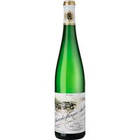 Aus den steilen Lagen der Mosel stammt der Scharzhofberger Riesling Auslese 2024 vom Weingut Egon Müller. Reife Früchte und feine Honignoten entfalten sich in einem vielschichtigen Duft