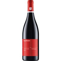 Der Pinot Noir Barrique vom Weingut Kaufmann ist ein Abbild seines Terroirs und zeigt sich daher elegant mineralisch mit intensiven Fruchtnoten. Reife Waldhimbeere und saftige Schwarze Johannisbeere werden von würzigen Anklängen