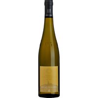 Der 2020er Burg Ravensburg Husarenkappe Riesling GG entwickelt im Glas eine vielschichtige Mineralität sowie feine Aromen von Zitrusfrüchten