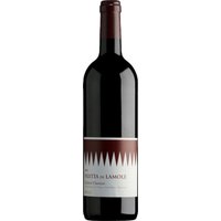 In den Höhenlagen von Lamole reifen die Sangiovese-Trauben für diesen Chianti Classico bei idealen klimatischen Bedingungen. Die Azienda Agricola Fontodi erzeugt daraus einen ausdrucksstarken Rotwein mit Aromen frischer Kirschen und floraler Veilchen. Die Vergärung im Betontank und der anschließende Ausbau in großen Fässern sorgen für eine beachtliche Frische und eine burgundische Eleganz. Feingliedrige Tannine und eine mineralische Struktur verleihen dem Wein Finesse und Komplexität. Dieser Chianti Classico harmoniert gut zu mediterranen Speisen und gereiftem Hartkäse und besitzt ein Reifepotenzial von mindestens 10 Jahren.