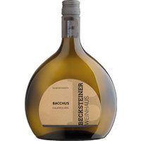 Der Becksteiner Winzer Weinhaus Bacchus 2024 präsentiert sich in hellem Goldgelb mit zarten Cassis- und Muskataromen