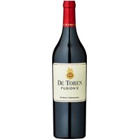 Intensive Aromen von dunklen Früchten prägen das Bouquet des De Toren Fusion V 2020. Subtile Nuancen von Kakao und Zedernholz verleihen dem Wein aus Stellenbosch zusätzliche Tiefe. Die elegante und seidige Struktur überzeugt durch Komplexität und Klasse
