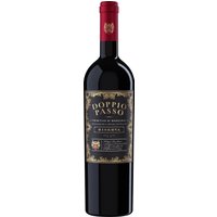 Der Doppio Passo Manduria Riserva von Botter Wines aus Apulien präsentiert sich in intensiv rubinroter Farbe. Das Bouquet zeigt weiche