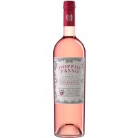 Frische Aromen von Kirsche und Himbeere prägen diesen Rosé aus Apulien. Der Doppio Passo Primitivo Rosato präsentiert sich leicht und intensiv-aromatisch mit einem fruchtig-süßen und würzigen Bukett. Noten von Brombeeren und roten Johannisbeeren verleihen dem Wein ein zusätzliches Profil. Die Primitivo-Trauben aus Apulien sorgen für seinen charakteristischen Geschmack. Er passt gut zu mediterranen Vorspeisen oder leichten Pastagerichten.