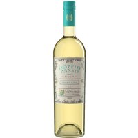 Leuchtend strohgelb zeigt sich dieser halbtrockene Weißwein mit einem Bouquet
