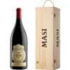 Der Masi Costasera Amarone 2018 präsentiert sich in sattem Rubinrot mit intensiven Aromen von Kirschen und Pflaumen sowie einem Hauch gebackener Früchte. Am Gaumen entfaltet der Wein eine kraftvolle