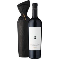 Der Fantini Three Dreamers aus den Abruzzen präsentiert sich in einem tiefroten Farbton. Die Nase wird von Aromen dunkler Beeren