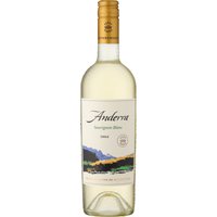Der Anderra Sauvignon Blanc 2022 präsentiert sich in einem zart hellgelben Farbton und wirkt dadurch jugendlich und lebendig. Das Bukett verströmt frische Aromen von Zitrusfrüchten