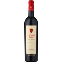 Der Escudo Rojo Reserva Carmenère 2021 aus dem Valle Central zeigt ein lebendiges Rubinrot mit violettem Rand. In der Nase treten Aromen reifer schwarzer Kirschen hervor