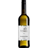 Feinherb und frisch präsentiert sich der Sauvignon Blanc aus der Pfalz mit einem ausbalancierten Zusammenspiel von Stachelbeere und Maracuja. Noten von grünem Apfel und feinen Kräutern prägen den charakteristischen Geschmack dieses Weines. Die harmonische Säure-Süße-Balance sorgt für einen runden Gesamteindruck. Die Winzergenossenschaft Kallstadt eG zeichnet sich durch eine gelungene Verbindung von Fruchtigkeit und Eleganz aus. Dieser Wein eignet sich gut zu leichten Salaten