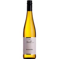 Leuchtendes Gold im Glas zeigt diesen Wein