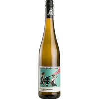 Die Steilst-Lage Briedeler Herzchen mit ihrem grauen Schieferboden und der kühlen West-Ausrichtung prägt den Charakter dieses Rieslings von Immich-Batterieberg. Der 2020er Jahrgang präsentiert sich mit feingliedriger Frische und zeigt Aromen von Zitrusfrüchten sowie blumige Noten. Der mittelkräftige Körper und die präsente Frucht verleihen dem Wein eine harmonische Balance. Das lange Finale unterstreicht die ausgeprägte Mineralität und sorgt für ein elegantes Geschmackserlebnis. Empfehlenswert ist dieser Weißwein zu leichten Fischgerichten und frischem Gemüse.