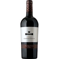 Tiefrubinrot präsentiert sich der Primitivo von Masseria Capoforte im Glas und entfaltet lebendige Aromen von reifer Kirsche