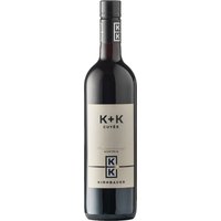 Der K+K Kirnbauer Cuvée 2022 präsentiert sich in einem funkelnden Rubinrot mit violettem Schimmer. Die Kombination aus heimischen und internationalen Rebsorten schafft eine ausgewogene Verbindung der burgenländischen Kraft mit internationaler Stilistik. Aromen von Preiselbeeren und Weichselkirschen werden durch salzig-würzige Nuancen ergänzt. Am Gaumen treten saftige Tannine in den Vordergrund
