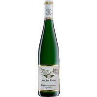 Der J.J. Prüm Wehlener Sonnenuhr Riesling Spätlese 2022 aus der Mosel-Region präsentiert sich tief und vielschichtig. Die unverwechselbare Mineralität des Weines ergänzt sich harmonisch mit Aromen von gelbem Steinobst. Eine florale Note und feine Samenaromen verleihen zusätzliche Komplexität. Diese elegante Spätlese