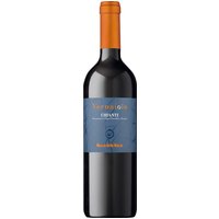 Der Rocca delle Macìe Vernaiolo Chianti 2023 zeigt sich in einem lebhaften Rubinrot und gehört zu den typischen Rotweinen der Toskana. Das Bukett präsentiert Aromen von reifen roten Früchten