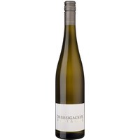 Für seinen Vintages hat Jochen Dreissigacker Rieslinge aus verschiedenen Jahrgängen zusammengeführt. Der Wein vereint die typische Frische der Rebsorte mit der Fülle und Frucht