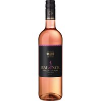 Der Balance Trollinger Rosé 2024 stellt eine harmonische Verbindung aus trockener Stilistik und feiner natürlicher Restsüße dar. Die sorgfältige Verarbeitung der Trauben und die kontrollierte Gärung verleihen dem Wein eine weiche und angenehme Struktur. Frische Aromen verbinden sich mit einer dezenten Fruchtigkeit