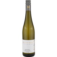 Frische Noten von Zitrusfrüchten verbinden sich mit einer für den Rheingau charakteristischen feinen Mineralität. Der Eser Rauenthaler Riesling 2024 vom Weingut August Eser präsentiert sich als Kabinett mit ausgewogener Kombination aus milder Süße und lebhafter Säure. Exotische Nuancen und eine pikante Würze verleihen dem halbtrockenen Weißwein viel Charme. Seine Vielseitigkeit macht ihn zu einem passenden Begleiter für asiatische Speisen sowie leichte Vorspeisen. Die vollreifen Trauben aus dem Rauenthaler Gehrn bringen eine angenehme Aromatik hervor