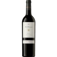 Der Alvaro Palacios Les Terrasses Velles Vinyes 2019 aus dem Priorat DOCa präsentiert sich mit bemerkenswerter Tiefe in der Magnumflasche. Sein Duft kombiniert reife Hagebutte