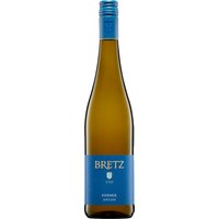 Feine Blumigkeit und der Duft nach reifen Früchten prägen das Bouquet dieses Weißweins aus Rheinhessen. Noten von saftigem Pfirsich und Apfel verbinden sich mit einer eleganten Balance aus dezenter Süße und frischer Säure. Der lange Abgang unterstreicht das harmonische Profil. Ein charaktervoller Begleiter zu asiatischen Gerichten oder feinen Käsesorten. Hinter dem Wein steht ein erfahrener Erzeuger