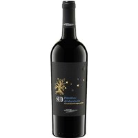 Der Primitivo di Manduria 2023 aus Apulien zeigt ein intensives Rubinrot. Im Duft treten Weichsel und Zwetschgen hervor