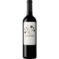 Der Bodegas Palacios Remondo Rioja La Vendimia 2022 präsentiert sich mit ausgeprägter Kirscharomatik und reifen Beerenaromen in einem modernen Stil. Intensive Fruchtnoten verbinden sich bereits in der Nase mit feinen Kakaoanklängen. Am Gaumen zeigt sich eine bemerkenswerte Fülle