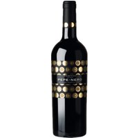 Der Cignomoro Pepe Nero Primitivo 2023 aus Apulien zeigt sich in sattem Rubinrot mit einem intensiven Aroma von Kirsche und Heidelbeere