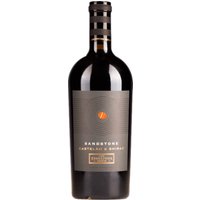 Der Casa Ermelinda Freitas Sandstone Castelão & Shiraz 2023 präsentiert sich in dunkler Rubinfarbe und zeichnet sich durch eine markante Vielschichtigkeit aus. Reife Noten von Kirsche und Pflaume werden von würzigen Anklängen von Zedernholz und frischen Kräutern begleitet. Die ausgewogene Verbindung hochwertiger Tannine sorgt für Struktur und Tiefe. Ein langer Nachhall unterstreicht seine Komplexität. Dieser Rotwein harmoniert hervorragend mit gegrilltem Fleisch