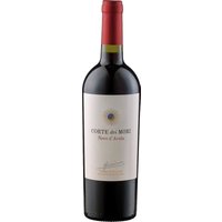 Der Nero d'Avola Etichetta Bianca aus dem Jahrgang 2023 von Cantine Minini präsentiert sich mit dunkler Frucht und einer feinen Würze. Die seidige Struktur und der ausgewogene Stil prägen den Charakter des Weines. Aromen von saftigen Kirschen und roten Früchten bestimmen das Bouquet. Ein Hauch von Eukalyptus sorgt für dezente Frische. Die samtige Textur rundet das Geschmackserlebnis ab. Der Wein passt gut zu kräftigen Fleischgerichten