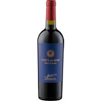 Der Nero d'Avola Etichetta Blu 2023 von Cantine Minini präsentiert sich mit einer feinen Balance. In der Nase vereinen sich dezente