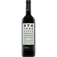 Dieser charaktervolle Rotwein präsentiert sich in einem tiefen Purpurrot mit kirschroten Reflexen. Die Trauben wurden von Hand gelesen und stammen aus dem Süden Spaniens. Das Bouquet offenbart intensive Aromen reifer schwarzer Kirschen und Waldbeeren