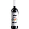 Ferro 13 präsentiert mit dem Nerd Nero d’Avola einen kraftvollen Rotwein aus Sizilien. Markante Aromen von schwarzen Kirschen und Pflaumen verschmelzen mit einer dezenten Gewürznote. Im Geschmack verbinden sich saftige